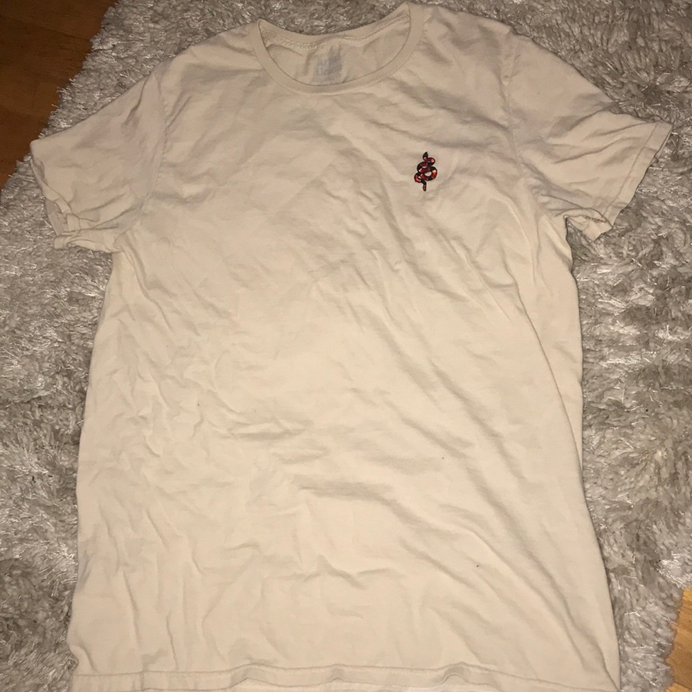 T-shirt with red snake embroidered